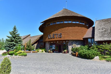 Karpynė: restoranas, pokylių salės, apartamentai, pirtys, baseinai