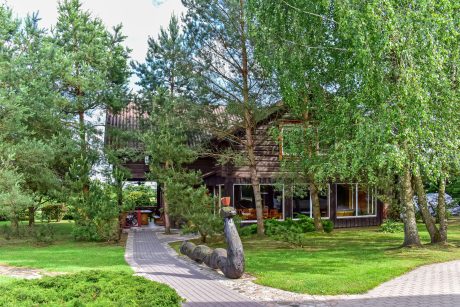 Sodyba Ilgajis ant ežero kranto: pokylių salė, pirtis, nameliai