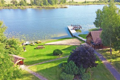 Sodyba Ilgajis ant ežero kranto: pokylių salė, pirtis, nameliai