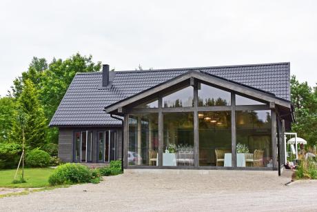 Sodyba netoli Vilniaus: moderni pokylių salė, namelis su pirtimi ir kubilu, žygiai baidarėmis
