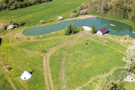 Sodyba Pas Žuvelį Anykščių r.: namelis, stovyklavietė, tipis, kubilas