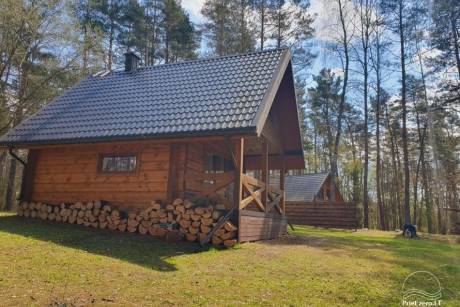 "Nerk į mišką Inturkėj" - du nameliai miške vienkiemyje 