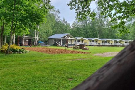 TURISTAUK LT - baidarių nuoma, DOBILŲ SLĖNIS: nameliai prie upės JŪRA