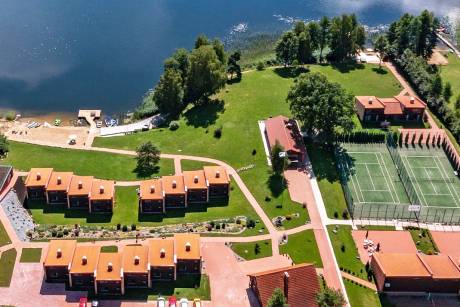 Ąžuolas Resort” poilsis ir šventės: nameliai, salė, pirtis, kubilas, sporto aikštynai