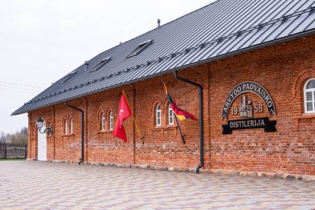 "Padvaisko dvaras" - sodybos nuoma šventėms, golfas. Padvaisko dvaro distilerija - ekskursijos ir degustacijos!