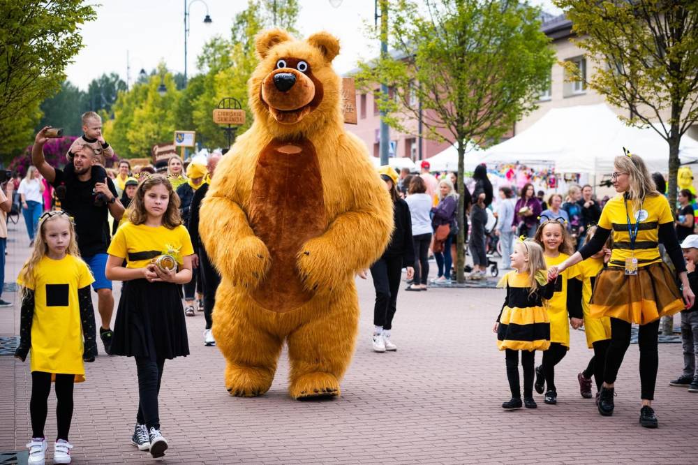 Baltos meškos, Pandos ar rudojo Lokio sveikinimas