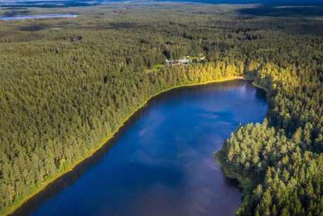 Poilsio kompleksas Molėtų rajone ant ežero kranto Tolieja