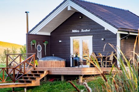 Išnuomojamas poilsio namelis su sauna ir kubilu, prie Obelijos ežero - Milkės Karibai”