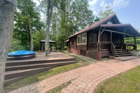 Namelio nuoma ant Asvėjos ežero kranto. Yra su pirtis, kubilas, lieptas, krepšinis, valtis.