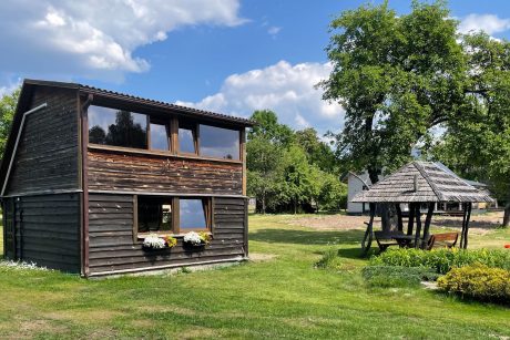 Išnuomojamas namelis prie ežero. Yra smėlio paplūdimys, vandens pramogos (valtis, irklentė)