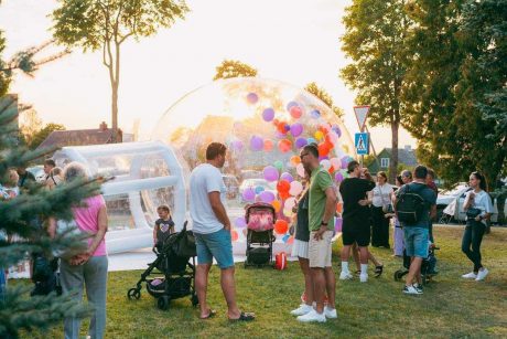 Skaidrus burbulas su balionais viduje – žaidimams, fotosesijoms