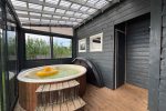 Namelis - sodyba su kubilu ant Galuonų ežero kranto "Chill House"