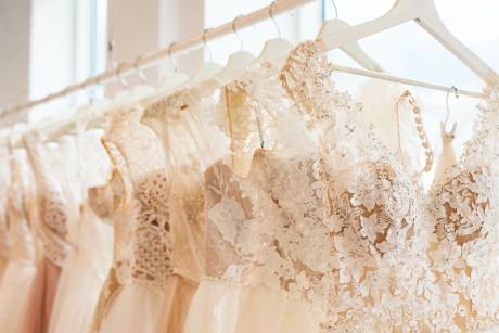 Vestuvinės suknelės: siūti, nusipirkti ar išsinuomoti ?